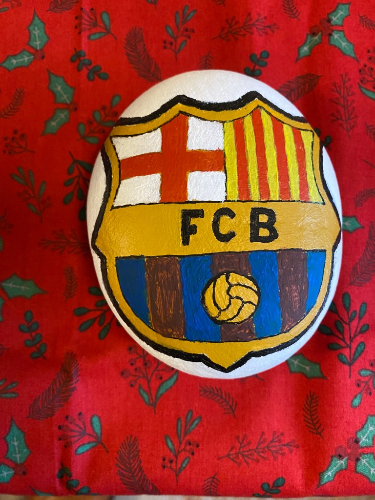 Geluksteen geschilderd met logo van Barcelona